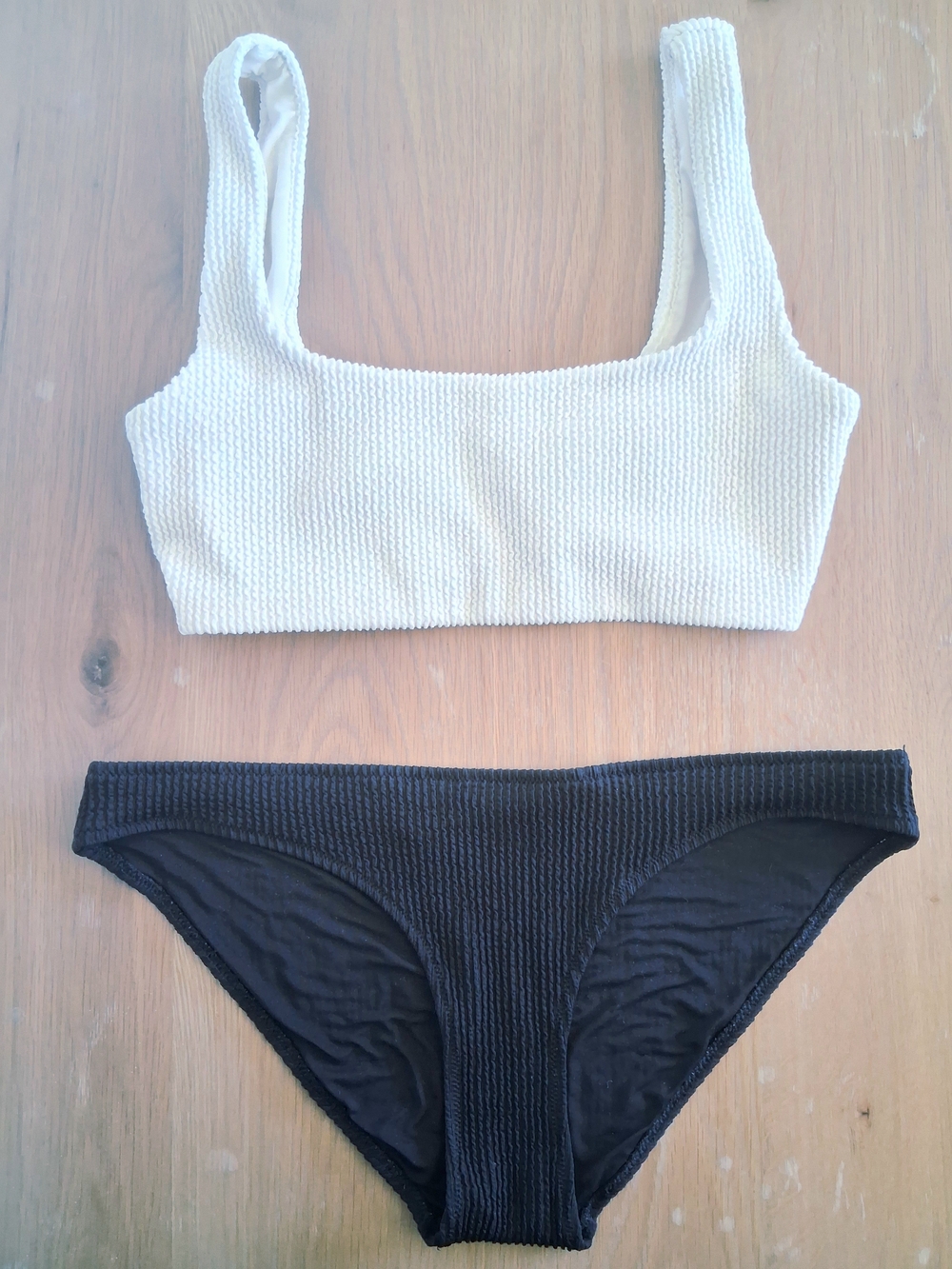 WHITE CRINKLE SWIM TOP - H&M  BLACK CRINKLE SWIM BOTTOMS - ARIE🤿🌊🐠 - Picture 2 of 8